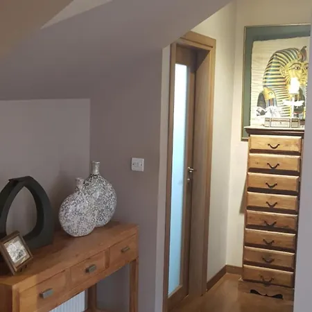 בית הארחה Live In Landlord Panthea 3*